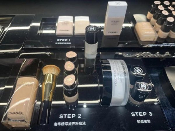 人人生 香奈儿蜜粉30克和6克同价，都卖600元，专柜回应